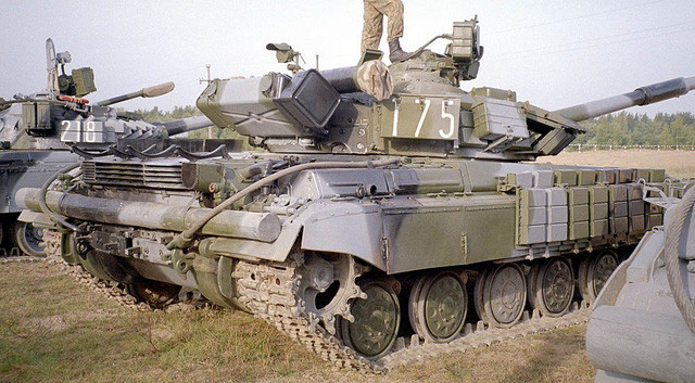 T-64 là xe tăng đầu tiên của Liên Xô có bộ nạp đạn tự động cơ khí, bộ áo giáp composite, được xếp lớp gốm và thép lại với nhau mang lại khả năng chống đạn vượt trội. Lớp giáp bảo vệ có độ dày lên đến 450mm, bánh xe đường kính nhỏ bằng thép hoàn toàn nhẹ. Mặc dù được trang bị vũ khí và bọc thép như xe tăng hạng nặng, nhưng T-64 chỉ nặng 38 tấn.