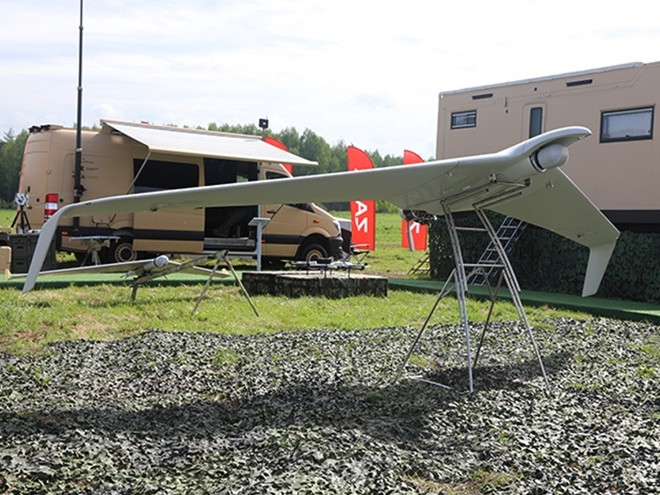 Quân đội Nga sử dụng máy bay không người lái ZALA, một mặt để phối hợp với các robot chiến đấu trên mặt đất, mặt khác thực hiện trinh sát và xác định vị trí của các tay súng bắn tỉa trên các tòa nhà cao tầng cũng như các mục tiêu ẩn trong các tòa nhà, sau đó sẽ dẫn đường cho pháo binh Nga phá hủy mục tiêu.