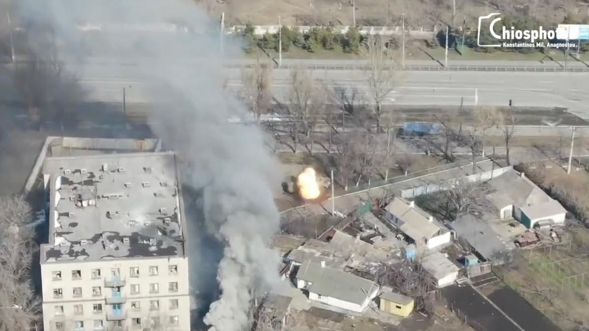 Vì sự chống trả ác liệt của tiểu đoàn Azov, nên cuộc tấn công của quân đội Nga vào thành phố không bị hạn chế ngay từ đầu. Không quân Nga bắt đầu sử dụng các máy bay ném bom hạng nặng và bệ phóng tên lửa bố trí xung quanh thành phố để chế áp các mục tiêu của đối phương.