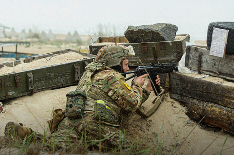 Quân đội Ukraine và tiểu đoàn Azov giấu xe tăng, thiết giáp và pháo trong các tòa nhà trên đường phố hoặc khu dân cư, gây ra mối đe dọa lớn đối với quân đội Nga và lực lượng mặt đất của DPR. Nếu sử dụng lực lượng trinh sát, các trinh sát của Nga rất dễ bị tấn công bởi các tay súng bắn tỉa của tiểu đoàn Azov phục kích trên các tòa nhà cao tầng.