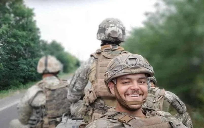 Tờ "Pravda" của Nga cho biết một thông tin chưa được xác nhận của các phóng viên quân sự từ nhiều phương tiện truyền thông, không chỉ có binh sĩ Ukraine và nhân viên Tiểu đoàn Azov trong nhà máy thép Azovstal, mà còn có các sĩ quan NATO của Mỹ, Pháp, Đức, Thụy Điển và Vương quốc Anh.