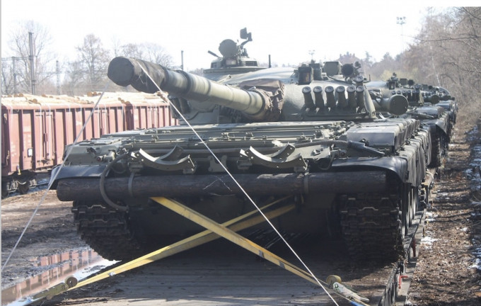 Ngoại trưởng Mỹ Blinken cho biết phương Tây sẽ cung cấp cho Ukraine số lượng hệ thống chống tăng nhiều gấp 10 lần số xe tăng của Nga ở Ukraine. NATO cũng đang đàm phán để cung cấp thêm vũ khí cho Ukraine, sau khi Cộng hòa Séc phá vỡ tiền lệ NATO khi cung cấp cho Ukraine xe tăng T-72.