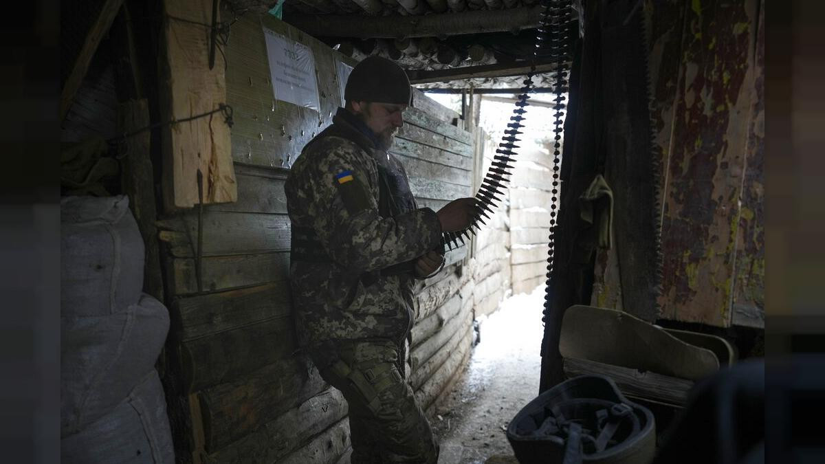 Giờ chỉ còn hơn 2.000 quân cố thủ, hầu hết đều ẩn nấp trong nhà máy thép Azovstal. Nguồn cung cấp cuối cùng sẽ cạn kiệt, quân đội Nga bắt đầu điều động những quả bom hạng nặng và pháo cối tự hành 2S4 "Tulip" cũng đã đến Mariupol. Quân đội Nga cũng đã rút khỏi Kiev và đang bao vây phía đông Ukraine, trên mạng xã hội cũng xuất hiện video quay cảnh xe tăng Nga ở Severo-Donetsk.