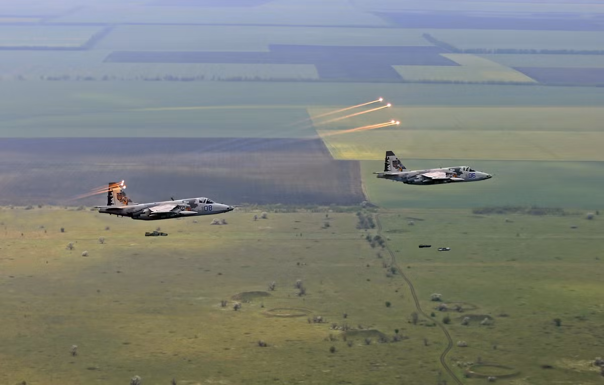 Trong khi đó, các phi công Su-25 Ukraine đã tham gia một cuộc tập trận không quân quy mô lớn vào tháng 12. Trong cuộc diễn tập, phi công Ukraine đã xuất hiện với khả năng bay cực thấp, đây là một kiểu chiến thuật được cho là giúp tránh bị radar đối phương phát hiện.