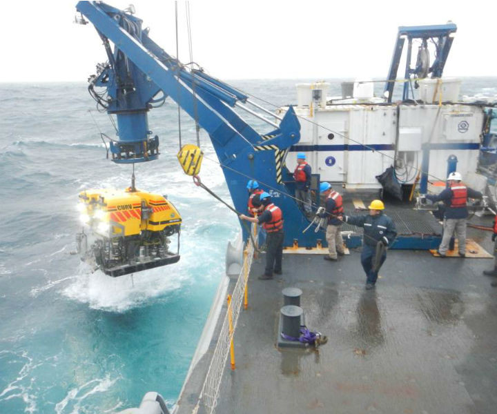 Để vớt xác chiếc máy bay từ độ sâu khoảng 3.800m, một đội gồm các thành viên của hải quân Mỹ đã sử dụng một phương tiện điều khiển từ xa có tên CURV-21 để gắn dây nâng và thiết bị chuyên dụng trục vớt máy bay dưới đáy đại dương.