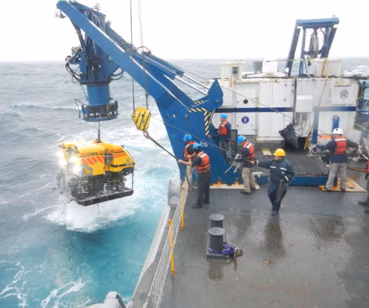 Để vớt xác chiếc máy bay từ độ sâu khoảng 3.800m, một đội gồm các thành viên của hải quân Mỹ đã sử dụng một phương tiện điều khiển từ xa có tên CURV-21 để gắn dây nâng và thiết bị chuyên dụng trục vớt máy bay dưới đáy đại dương.