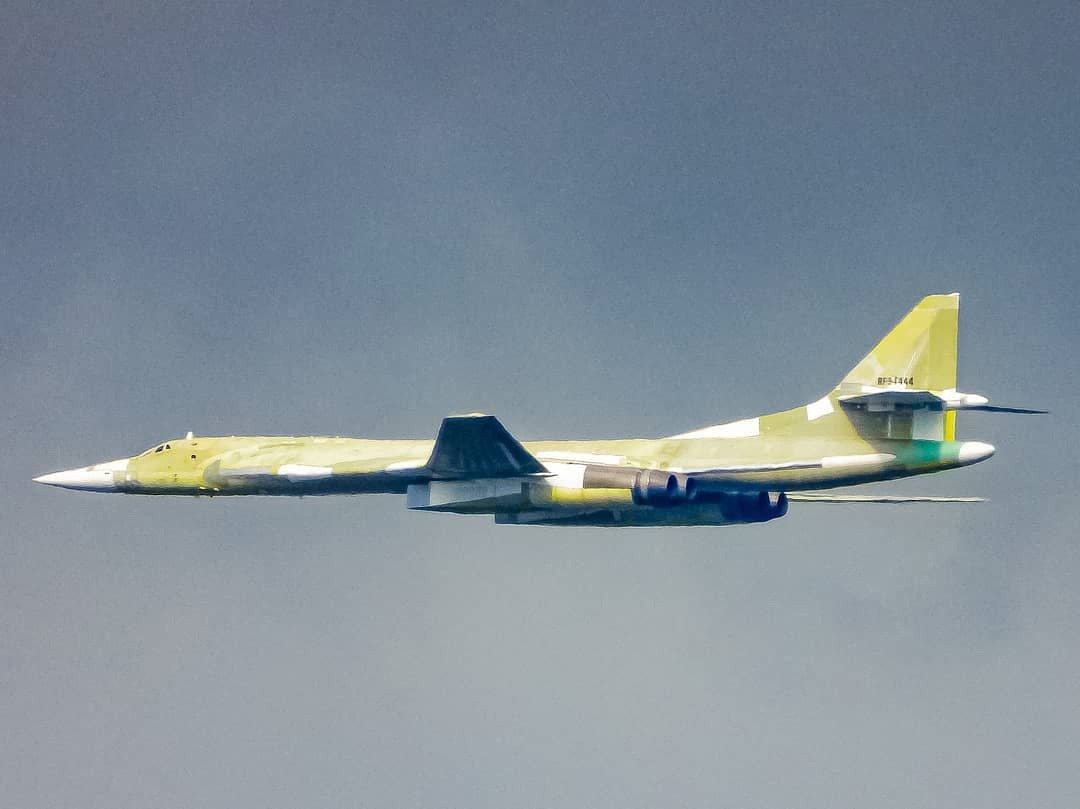 Việc Nga trình làng chiếc Tu-160M mới trong bối cảnh căng thẳng với Ukraine ở biên giới, đang làm dấy lên lo ngại về một cuộc xung đột tiềm tàng. Tuy nhiên, Tổng thống Nga Putin đã bác bỏ những tuyên bố của phương Tây về một cuộc xâm lược sắp xảy ra của Nga, khẳng định rằng quân đội Nga có quyền di chuyển đến bất cứ đâu bên trong lãnh thổ của mình. Nguồn ảnh: Pinterest.