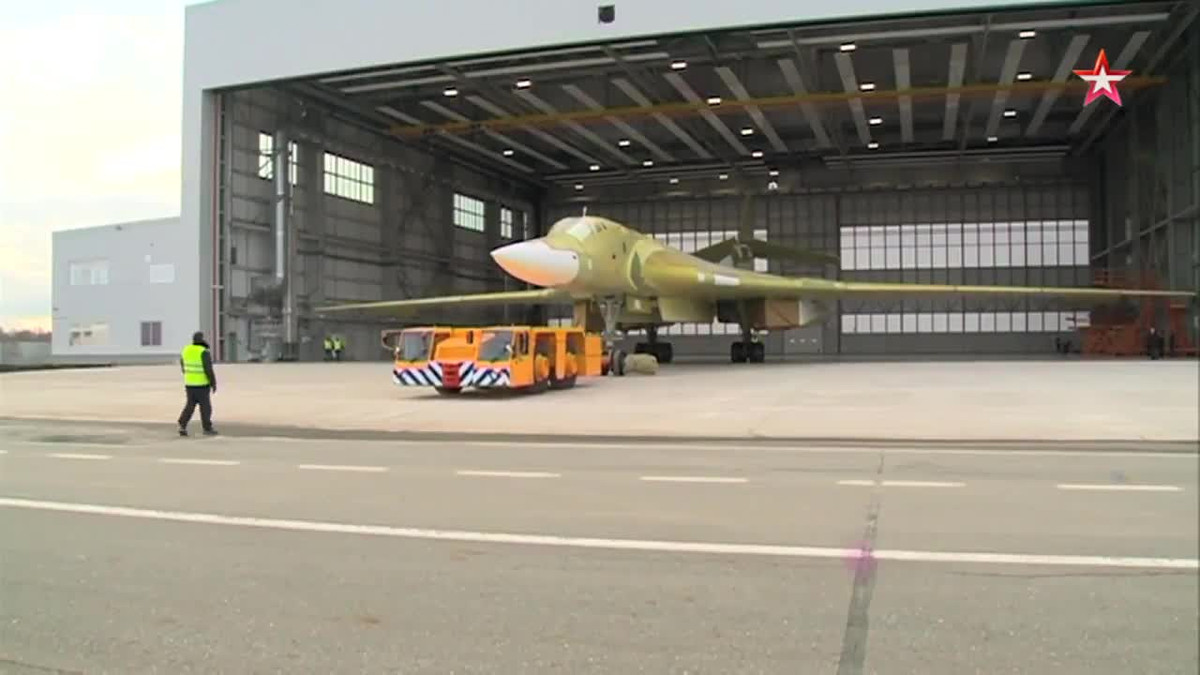 Máy bay vẫn giữ nguyên hình dáng bên ngoài, nhưng dựa trên công nghệ mới sử dụng công nghệ kỹ thuật số, được so sánh với máy bay ném bom B-1 của không quân Mỹ, đây là phiên bản sửa đổi lớn nhất và phức tạp nhất của Tu-160.