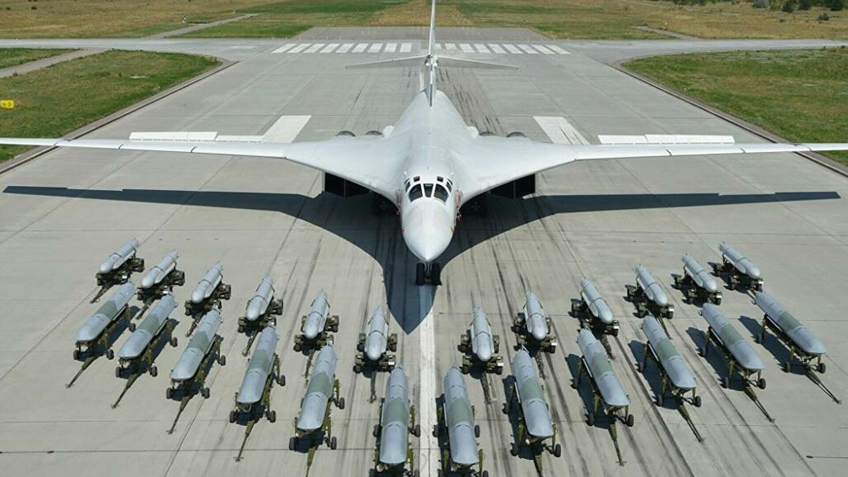 Phiên bản máy bay ném bom nâng cấp có thiết bị bay và dẫn đường tiên tiến, thông tin liên lạc, một hệ thống đối phó điện tử và radar mới. Tu-160M có khả năng mang tới hàng chục tên lửa hành trình chiến lược, trên hai bệ phóng xoay nhiều vị trí bên trong thân máy bay.