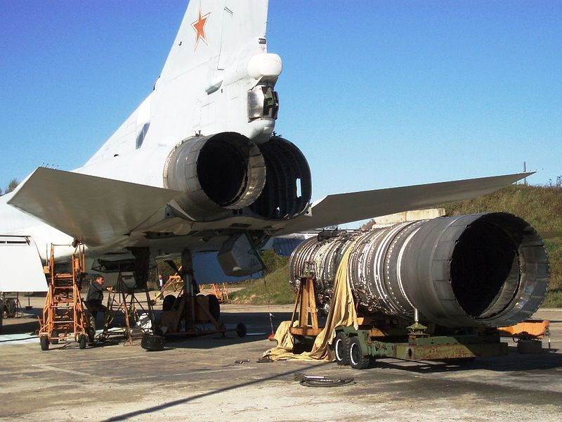 Tu-160 là máy bay ném bom chiến lược mang tên lửa siêu thanh đa chế độ có thiết kế cánh quét biến đổi. Năm 2015, Moscow công bố quyết định tái khởi động việc sản xuất máy bay ném bom chiến lược Tu-160 phiên bản nâng cấp Tu-160M tại Kazan Aircraft Enterprise.