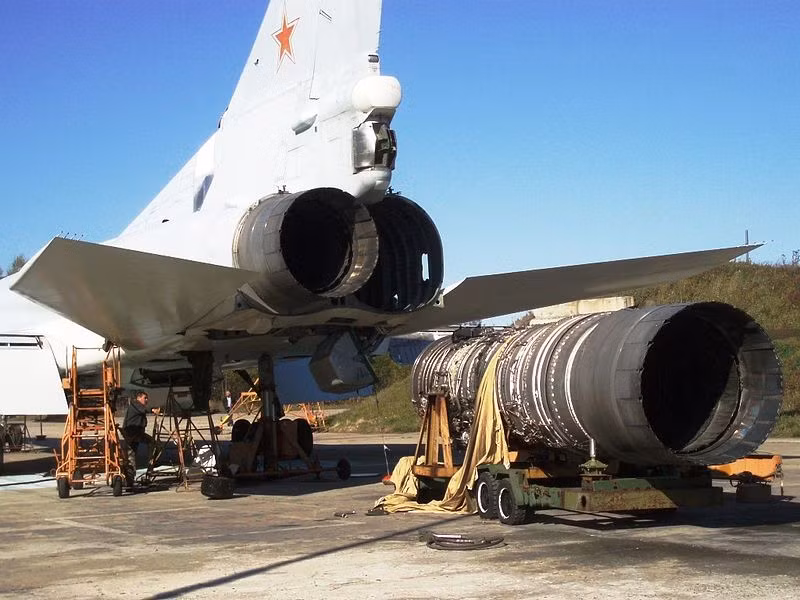 Tu-160 là máy bay ném bom chiến lược mang tên lửa siêu thanh đa chế độ có thiết kế cánh quét biến đổi. Năm 2015, Moscow công bố quyết định tái khởi động việc sản xuất máy bay ném bom chiến lược Tu-160 phiên bản nâng cấp Tu-160M tại Kazan Aircraft Enterprise.