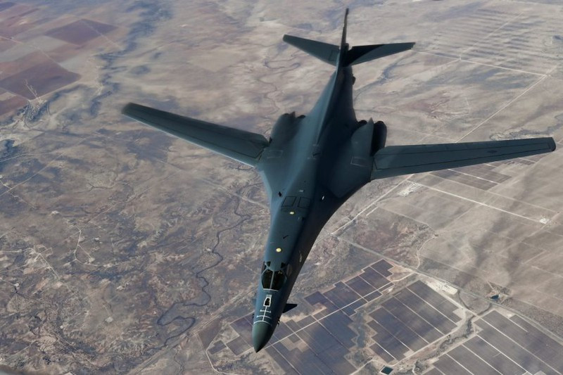 Trong khi đó, thiết kế của máy bay ném bom chiến lược B-1 Lancer Mỹ nhỏ hơn, giống một máy bay ném bom theo kiểu cổ điển. Còn đối với Tu-160 được phát triển như một nền tảng vũ khí độc lập, tên lửa được phóng từ khoang chứa bom.