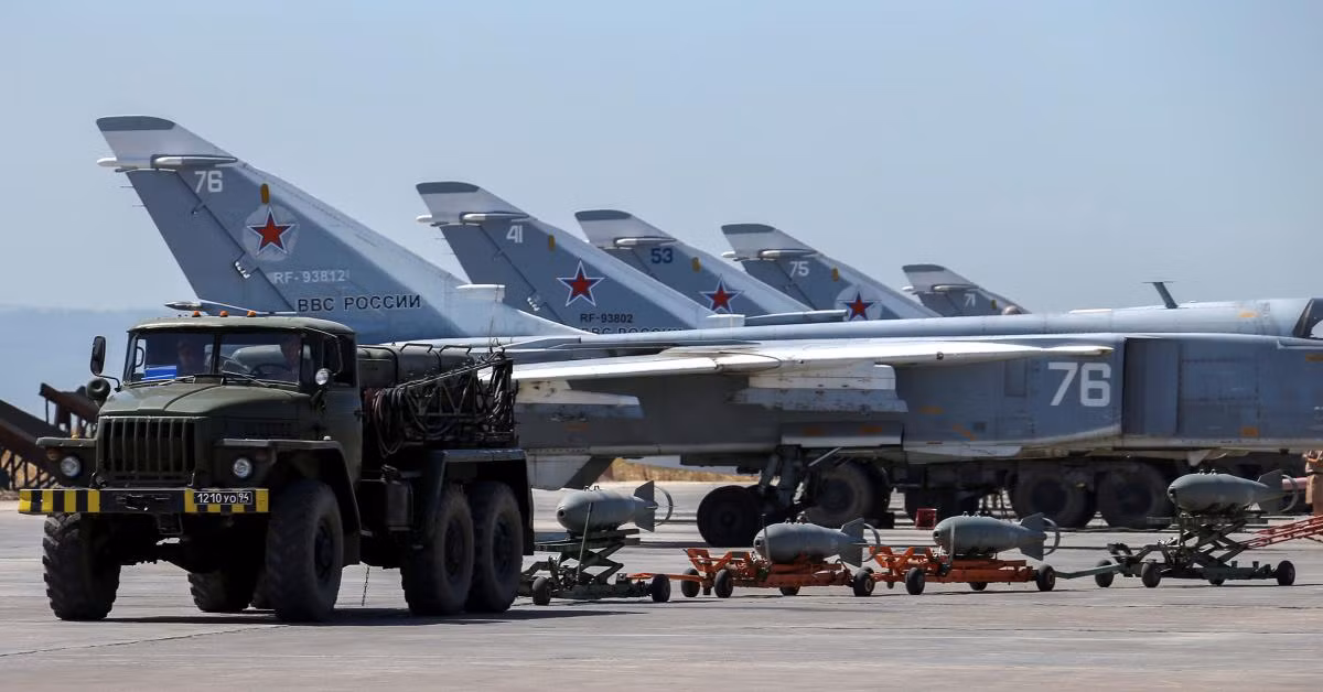 Điều này đã được phản ánh bởi các loại vũ khí được Nga triển khai đến sân bay trên, ngày càng phù hợp để giao chiến với các đối thủ mạnh hơn và các nhiệm vụ tầm xa hơn là các hoạt động trong không phận Syria.