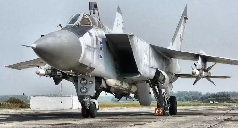 Hiện tại các máy bay phản lực mạnh nhất và có khả năng nhất của Syria để không chiến là loại máy bay đánh chặn MiG-25 Foxbat được bảo dưỡng cao, ít bay kể từ giữa những năm 2010, tiếp theo là MiG-29 và MiG-23 vẫn là những máy bay chiến đấu có khả năng nhất của nước này.