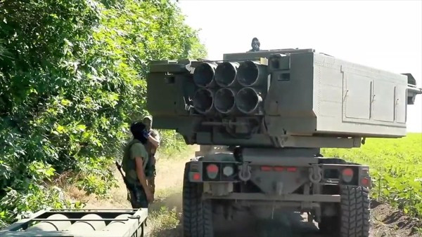 Tuy nhiên, hệ thống HIMARS đã thực sự mang lại “niềm tin” cho Ukraine. Trong những ngày gần đây, các lực lượng Ukraine đã phá hủy hơn một chục kho đạn dược lớn của Nga, bằng cách sử dụng tên lửa HIMARS. Hiệu quả của HIMARS trên chiến trường, đã khiến Điện Kremlin lo lắng đến mức, họ phải công khai bày tỏ “quan ngại” của mình.
