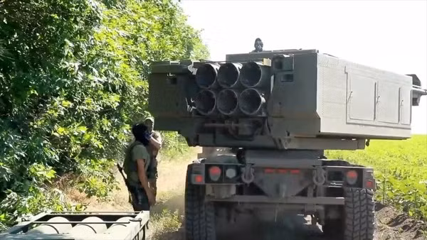Tuy nhiên, hệ thống HIMARS đã thực sự mang lại “niềm tin” cho Ukraine. Trong những ngày gần đây, các lực lượng Ukraine đã phá hủy hơn một chục kho đạn dược lớn của Nga, bằng cách sử dụng tên lửa HIMARS. Hiệu quả của HIMARS trên chiến trường, đã khiến Điện Kremlin lo lắng đến mức, họ phải công khai bày tỏ “quan ngại” của mình.