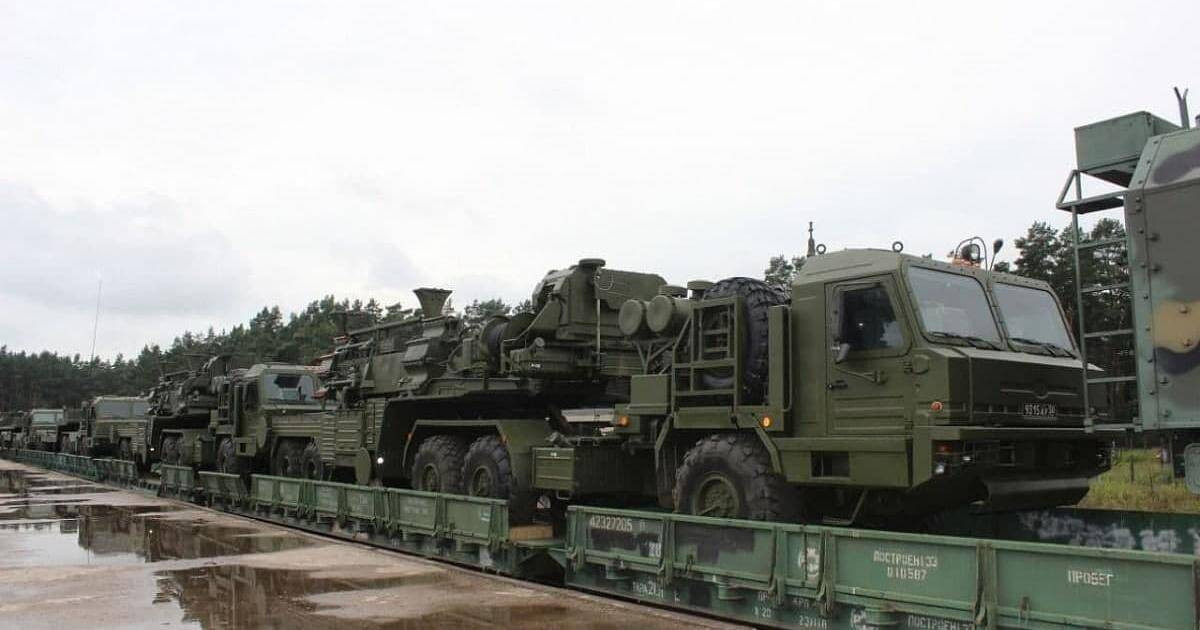 Cho đến nay, không có tài liệu nào về hệ thống phòng không S-400 được triển khai ở Ukraine. Hồi tháng 4, Bộ Quốc phòng Nga tuyên bố đã sử dụng hệ thống S-400 để bắn hạ một trực thăng Mi-8 của Ukraine, tại khu vực Chernihiv (trong lãnh thổ Nga) cách biên giới Nga-Ukraine 30 km.