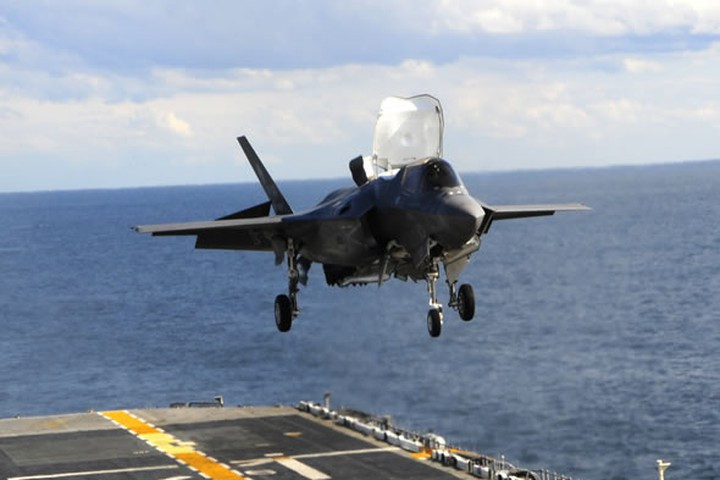 Vẫn chưa rõ liệu một tàu đổ bộ tấn công có kích thước như Lớp Dokdo có thể vận hành hiệu quả các máy bay chiến đấu cánh cố định hay không và Bộ Quốc phòng nước này đang xem xét mua một lớp tàu sân bay hạng nặng hơn dành riêng cho các hoạt động cánh cố định.