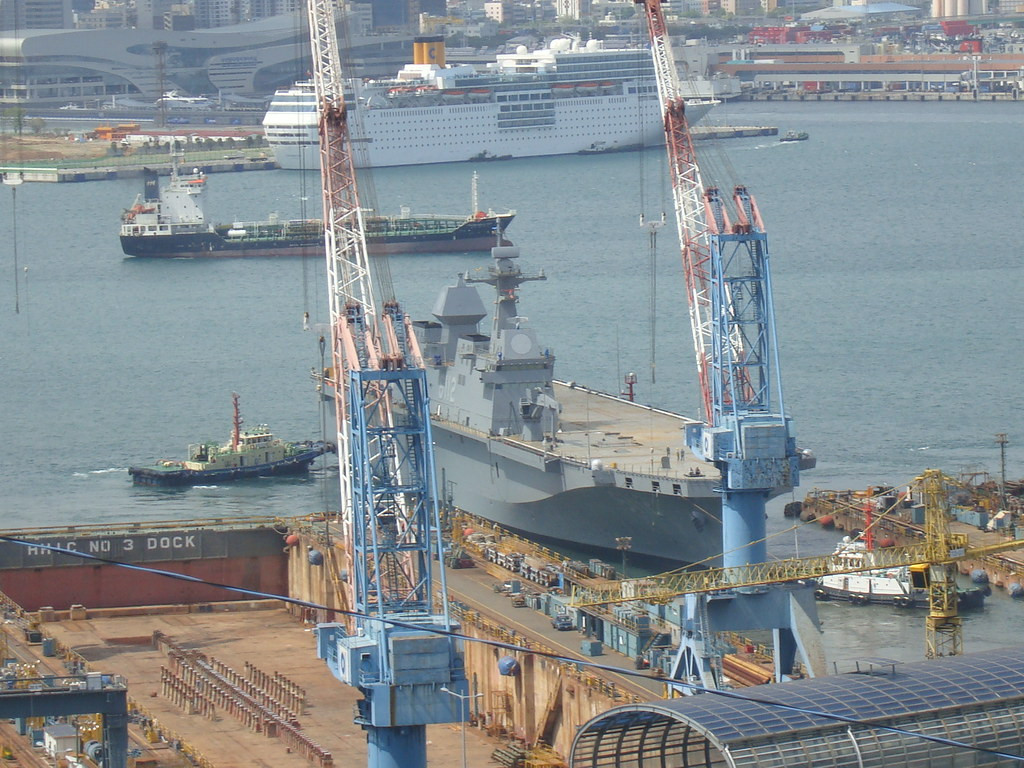 Một chiếc thứ ba thuộc Lớp Dokdo hiện đang được đóng với giá khoảng 650 triệu USD. Ngoài ra số lượng thủy thủ đoàn nhỏ càng giúp giảm chi phí hơn nữa. Mỗi tàu có thể chở tới 720 lính thủy đánh bộ với các phương tiện tấn công liên quan và tối đa 15 máy bay trực thăng.