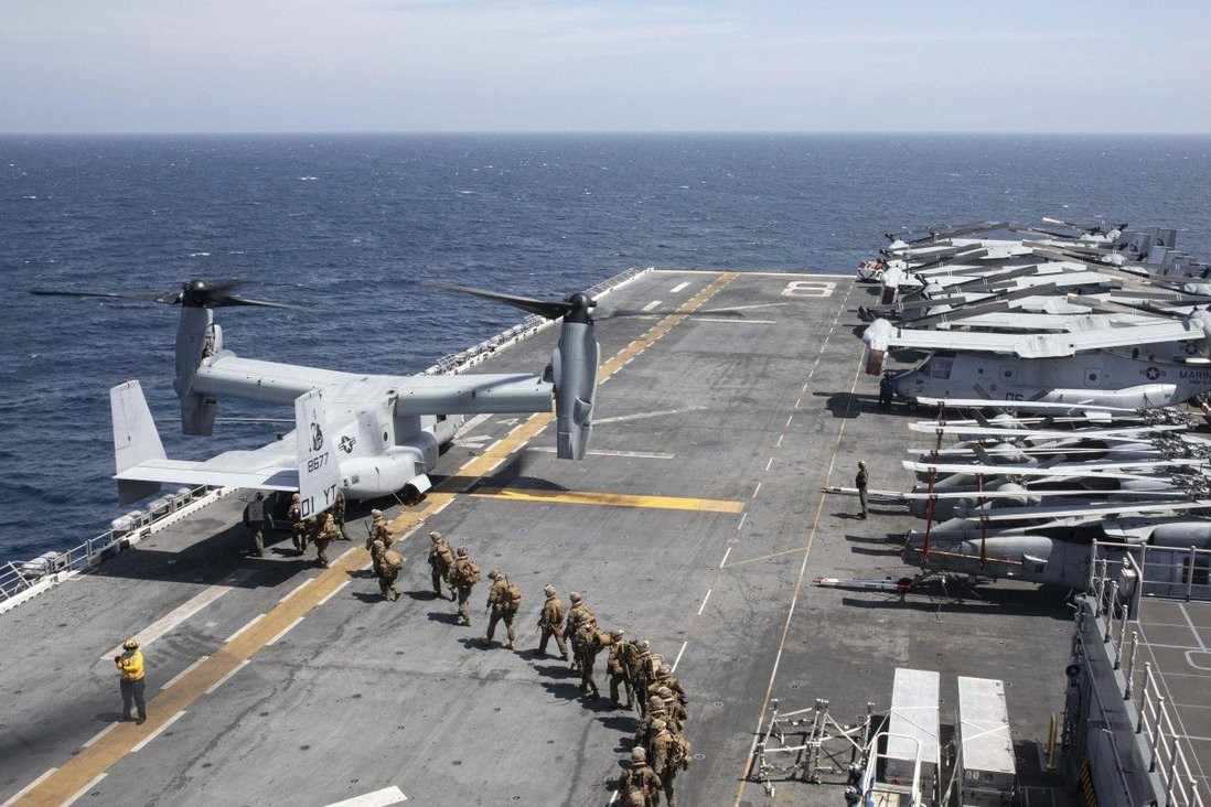 Mỗi tàu Lớp Wasp có thể chứa 1.894 lính thủy đánh bộ Mỹ, gần như là một đơn vị viễn chinh và thường sẽ chở 5 xe tăng M1 Abrams, 25 xe tấn công bọc thép, 8 khẩu pháo tự hành M198.