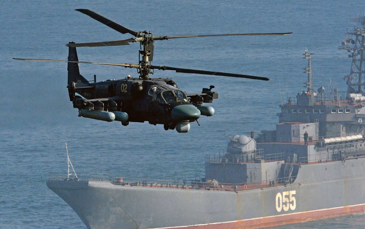 Trực thăng có thể triển khai tên lửa Kh-31 và tên lửa hành trình chống hạm Kh-35. Kh-31 có tốc độ tấn công gấp 3 lần tốc độ âm thanh và có tầm bắn trên 100km. Kết hợp với các cảm biến tiên tiến của Alligator, điều này cho phép Ka-52 hoạt động như một thợ săn tàu hiệu quả cao.