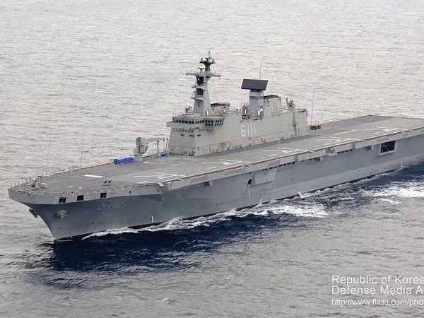 Hàn Quốc hiện đang phát triển một loại trực thăng tấn công bản địa và có thể được sử dụng để cung cấp cho Dokdo khả năng tấn công vượt trội trong tương lai. Đáng chú ý, ban đầu Nga cũng ủng hộ việc mua các tàu Lớp Dokdo từ Hàn Quốc thay vì các tàu Lớp Mistral từ Pháp. Nguồn ảnh: Pinterest.