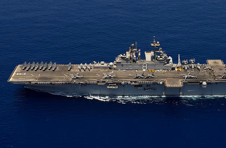 Tuy nhiên, các con tàu này đã mang lại một số khả năng mới mang tính cách mạng khi chúng thay thế các tàu sân bay Lớp Tarawa từ thời Chiến tranh Lạnh, đáng chú ý nhất là khả năng triển khai hiệu quả hơn tới 20 máy bay chiến đấu.