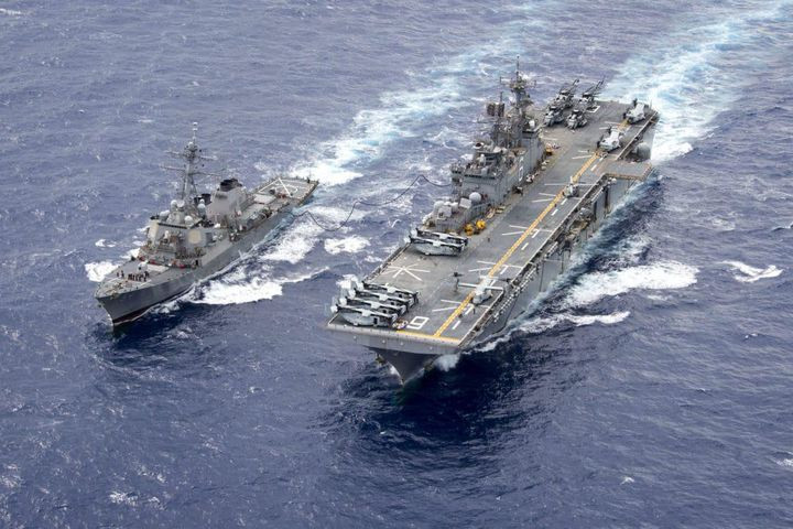 Được đưa vào hoạt động lần đầu từ năm 1989, tàu đổ bộ tấn công Lớp Wasp bị đánh giá là có tốc độ già hóa nhanh, điểm đáng chú ý là yêu cầu thủy thủ đoàn lớn hơn, cùng với mức độ tự động hóa thấp hơn nhiều so với các tàu Lớp America mới hơn.