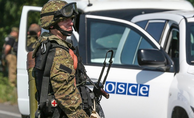 Tổ chức An ninh và Hợp tác châu Âu (OSCE) hôm 24/2 cho biết sẽ "tạm thời sơ tán" tất cả thành viên phái bộ quốc tế khỏi Ukraine càng sớm càng tốt. Theo Tổng thư ký OSCE Helga Maria Schmid, quyết định được đưa ra "do tình hình an ninh đang diễn biến xấu" ở Ukraine.