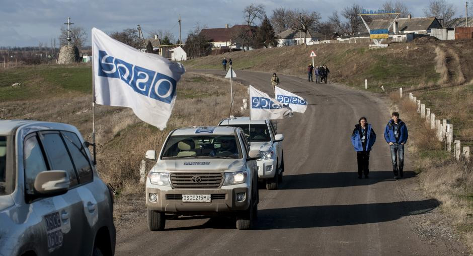 OSCE có mặt ở Ukraine sau khi giao tranh giữa quân chính phủ Ukraine với phe ly khai bùng phát năm 2014. Lãnh đạo Nga, Ukraine, Đức và Pháp tháng 2/2015 ký thỏa thuận Minsk nhằm chấm dứt các trận giao tranh đẫm máu và tạo điều kiện cho quan sát viên OSCE giám sát khu vực giới tuyến giữa quân đội chính phủ Ukraine và phe ly khai.