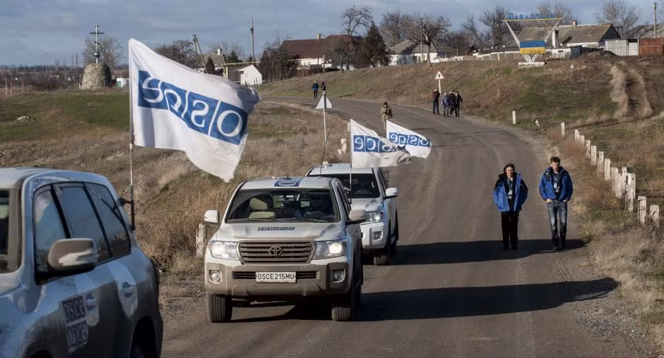 OSCE có mặt ở Ukraine sau khi giao tranh giữa quân chính phủ Ukraine với phe ly khai bùng phát năm 2014. Lãnh đạo Nga, Ukraine, Đức và Pháp tháng 2/2015 ký thỏa thuận Minsk nhằm chấm dứt các trận giao tranh đẫm máu và tạo điều kiện cho quan sát viên OSCE giám sát khu vực giới tuyến giữa quân đội chính phủ Ukraine và phe ly khai.