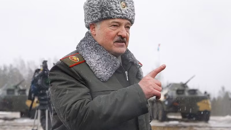 Ngoài Bộ trưởng Khrenin, danh sách trừng phạt của Bộ Tài chính Mỹ còn có Thư ký Hội đồng An ninh Belarus Alexander Volfovich cùng hai ngân hàng Belinvestbank và Bank Dabrabyt.