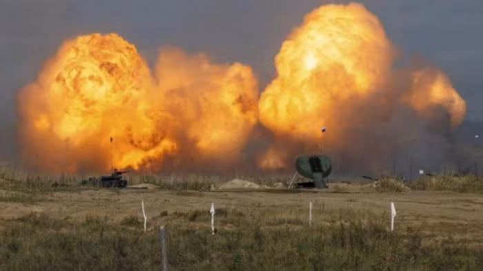 Mỹ áp đặt các biện pháp trừng phạt Belarus. Bộ Tài chính Mỹ công bố lệnh trừng phạt nhằm vào 24 cá nhân và thực thể Belarus, trong đó có Bộ trưởng Quốc phòng Viktor Khrenin, do "ủng hộ và tạo điều kiện" cho Nga mở chiến dịch quân sự đặc biệt tại Ukraine.