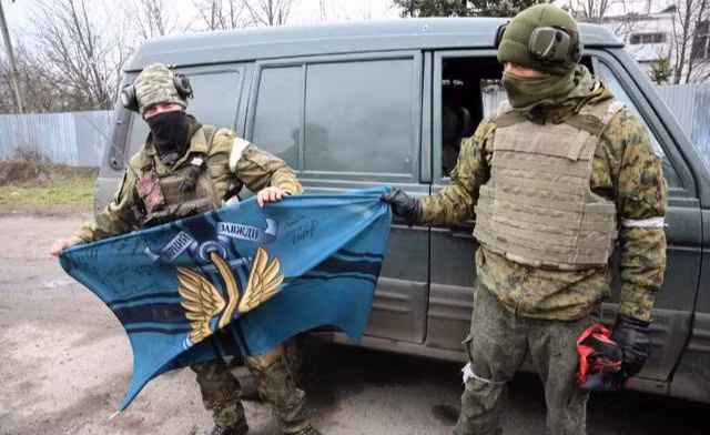 Hôm 3/3 Vệ binh Chechnya được cho là đã giành chiến thắng trong trận chiến cam go đầu tiên. Sau khoảng 12 giờ giao tranh ác liệt, các tay súng Chechnya đã đánh tan một phần lực lượng chính của Tiểu đoàn Azov bị bao vây ở ngoại ô Mariupol. Đồng thời chiếm được cờ hiệu của Lữ đoàn Thủy quân Lục chiến số 36 của quân đội Ukraine.