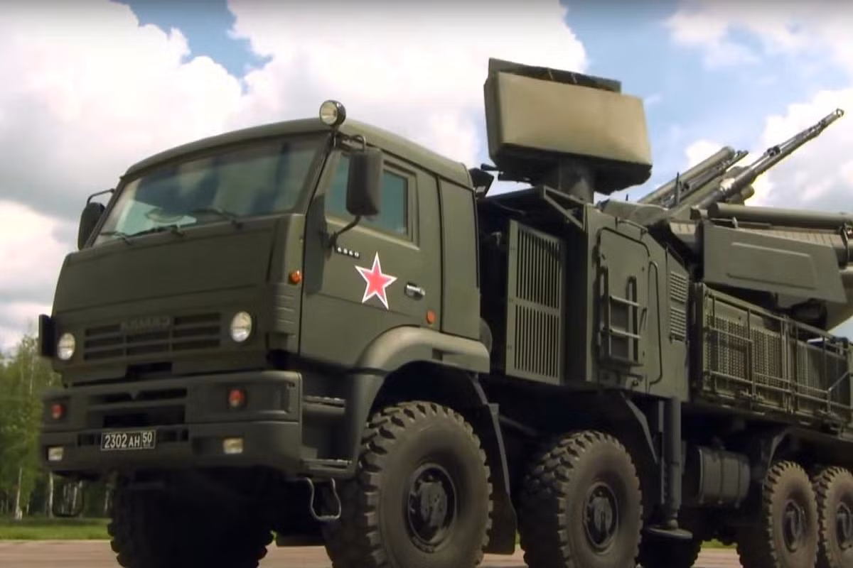 Pantsir bắt đầu phát triển vào năm 1989 để thay thế cho hệ thống phòng không 2K22 Tunguska. Sau khi Liên Xô sụp đổ vào năm 1991, các yêu cầu đối với hệ thống đã thay đổi.