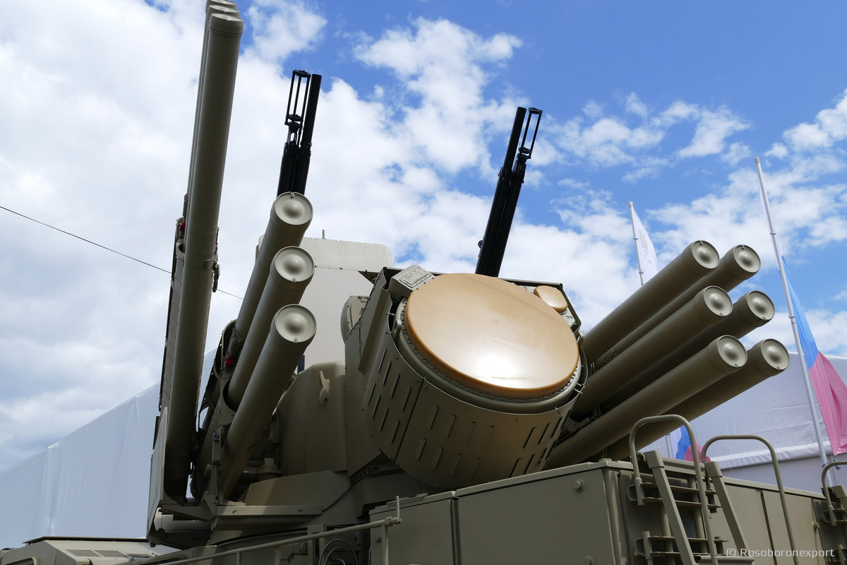 Hệ thống phòng không Pantsir kết hợp súng phòng không và tên lửa để đánh chặn máy bay chiến thuật, vũ khí dẫn đường chính xác (PGM) và máy bay không người lái (UAV). Sử dụng radar tìm kiếm trạng thái rắn, Pantsir có thể theo dõi 20 mục tiêu cỡ máy bay chiến thuật ở phạm vi 32-36 km.