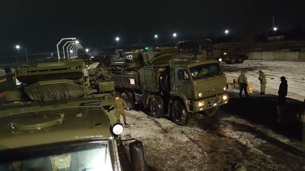 Các đơn vị của lực lượng vũ trang Liên bang Nga tham gia hoạt động này cũng đã xác minh việc được điều động tái triển khai đến Cộng hòa Belarus. Một đoàn tàu khác cũng đã đưa các tổ hợp tên lửa phòng không Pantsir-S của Quân khu miền Đông đến các khu vực tập kết.