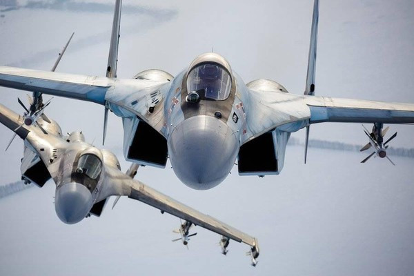Trước đó, Bộ Quốc phòng Nga thông báo rằng các máy bay chiến đấu Su-35S của Nga đã hoàn thành việc tái triển khai tại Belarus trong khuôn khổ cuộc tập trận Allied Resolve 2022. Sau khi đến Belarus, các biên đội tiêm kích sẽ nhận nhiệm vụ chiến đấu phòng không. Nguồn ảnh: Foxt.