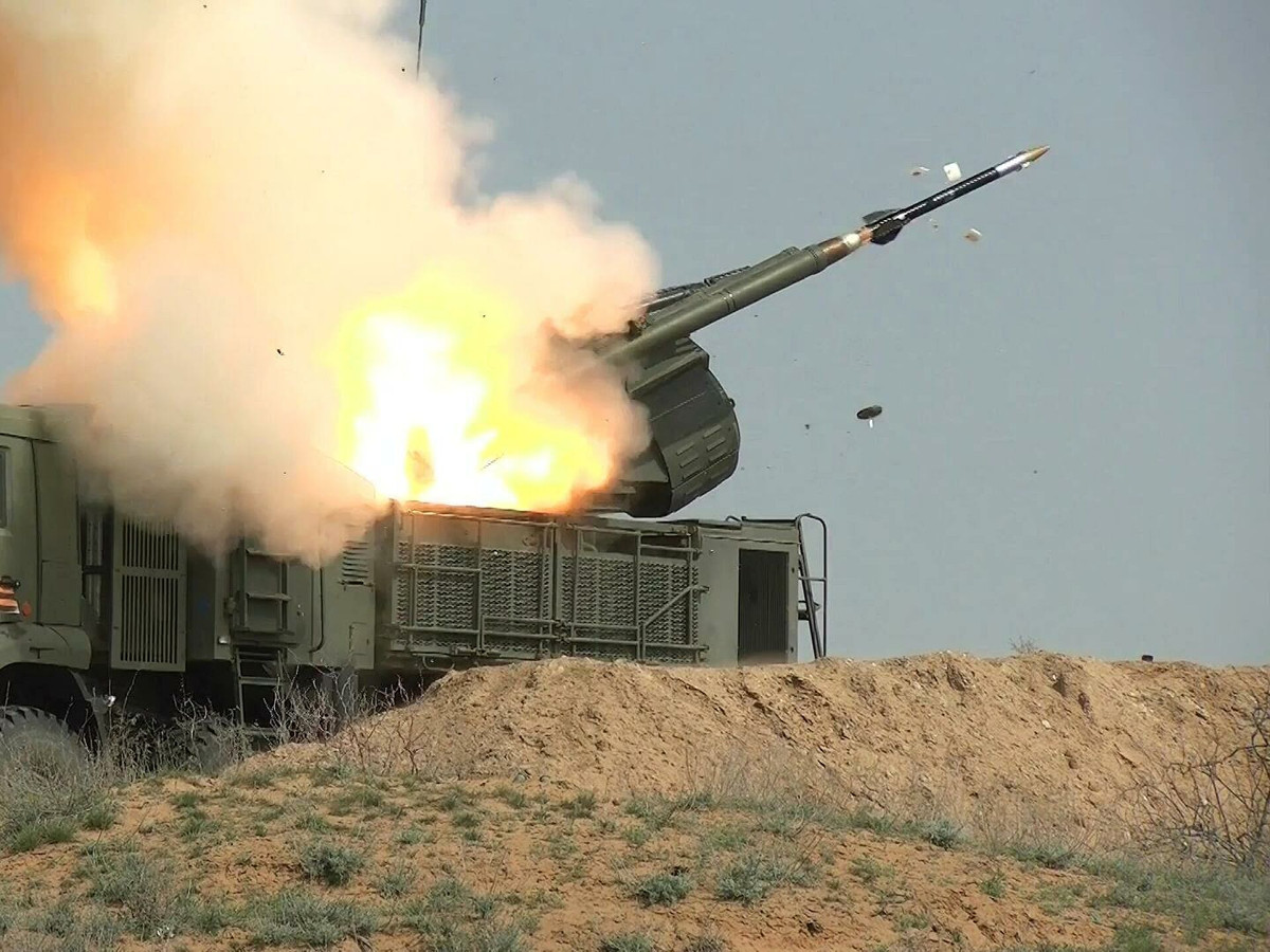 Hệ thống Pantsir cơ bản được trang bị tới 12 tên lửa 57E6 và 2 khẩu pháo 2A38M 30mm, cho phép nó tấn công đồng thời 4 mục tiêu. 57E6 là tên lửa hai giai đoạn dẫn đường bằng sóng vô tuyến và đầu đạn nổ mảnh nặng 20 kg. Tên lửa có chiều dài 3,3 m, đường kính 170 mm và có trọng lượng phóng là 75,7 kg.