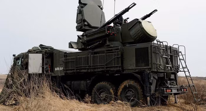 Hệ thống Pantsir cũng đóng một vai trò quan trọng trong cuộc xung đột Nga-Ukraine. Nhiều báo cáo cho rằng tên lửa Pantsir 57E6 đã được tìm thấy ở Ukraine vào năm 2014. Hệ thống cũng đã được triển khai ở vùng Luhansk miền đông Ukraine.