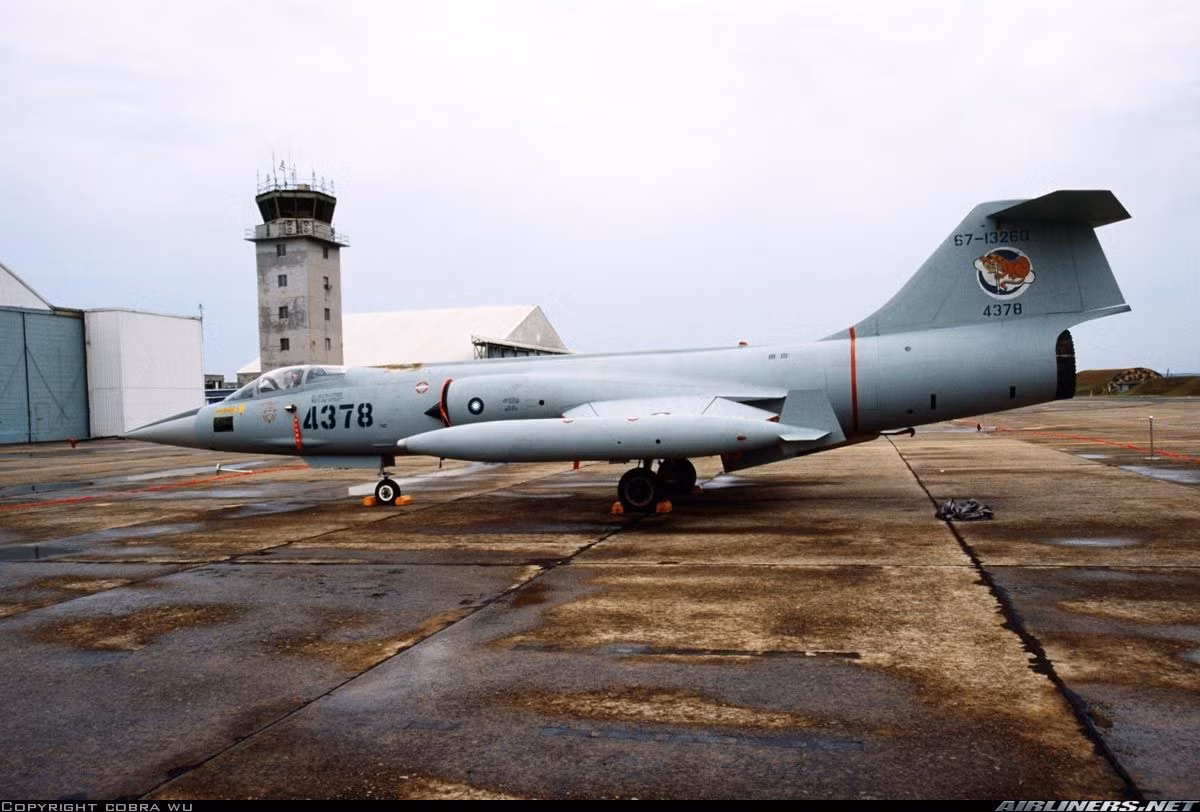 Bắt đầu từ đầu những năm 1980 của thế kỷ trước, Đài Loan muốn thay thế các phi đội F-5 và F-104 đã lỗi thời, nhưng vấp phải rào cản vô cùng khó khăn khi chính phủ Mỹ cấm xuất khẩu F-16 và F-20 sang Đài Loan.