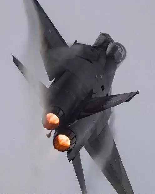 Sức mạnh của F-CK-1 được cung cấp bởi 2 động cơ Honeywell F125-70 Turbofan, tạo ra lực đẩy 27 kN cho mỗi động cơ và lực đẩy lên tới 42,1 kN với bộ đốt sau. Điều này giúp khung máy bay có tốc độ tối đa Mach 1,8 và phạm vi hoạt động 1.100 km với trần bay 16.800 m.