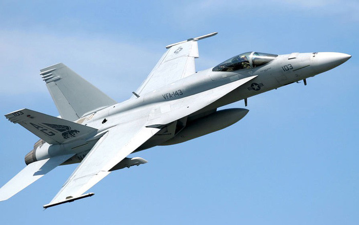 Thân máy bay của F-CK-1 gần giống F-16 và F/A-18, buồng lái rất giống F-16, với bộ điều khiển thanh bên ở bên phải, bộ điều chỉnh ở bên trái và ghế phóng số không Martin-Baker Mk 12 nghiêng ba mươi độ.