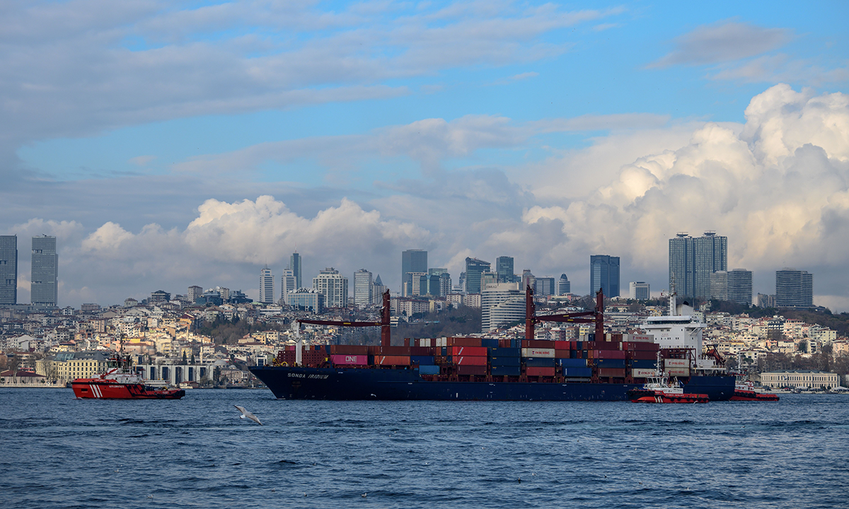 Hơn ba triệu thùng dầu, khoảng ba phần trăm nguồn cung cấp toàn cầu hàng ngày, chủ yếu được sản xuất ở Nga, Azerbaijan và Kazakhstan, đi qua tuyến đường thủy này mỗi ngày. Tuyến đường này cũng vận chuyển một lượng lớn sắt, thép và các sản phẩm nông nghiệp từ bờ Biển Đen đến châu Âu và phần còn lại của thế giới.