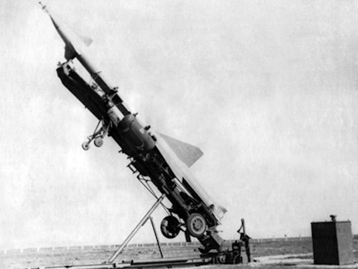 S-25 liên tục được Liên Xô nâng cấp để bảo đảm khả năng phòng thủ trước các đòn tấn công hạt nhân. Phiên bản nguyên gốc có khả năng bắn hạ máy bay có tốc độ 1.500 km/h ở độ cao 15 km, sau khi được nâng cấp hiện đại hóa, Berkut có thể đánh chặn được tên lửa hành trình có tốc độ lên tới 4.300 km/h ở độ cao từ 0,5-35 km. Tầm bắn cũng được nâng lên gần 60 km.