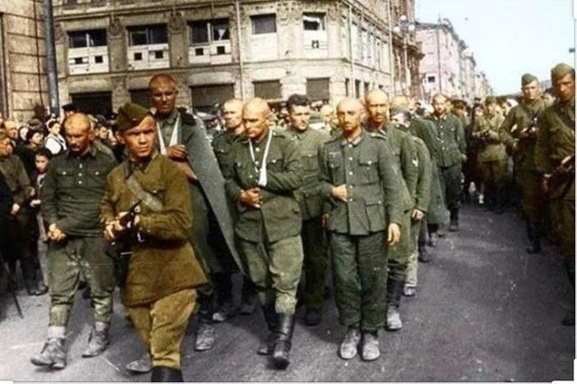 Cuộc diễu hành xuyên Moscow của hàng chục nghìn quân nhân vốn là binh sĩ của quân đội Đức Quốc xã bất khả chiến bại đã để lại ấn tượng khó phai đối với người dân Xô viết, đối với các đồng minh và kể cả kẻ thù của Liên Xô, thể hiện những thành công quân sự của Hồng quân và tính tất yếu của chiến thắng cuối cùng trước chủ nghĩa phát-xít. Nguồn ảnh: Warhistory.