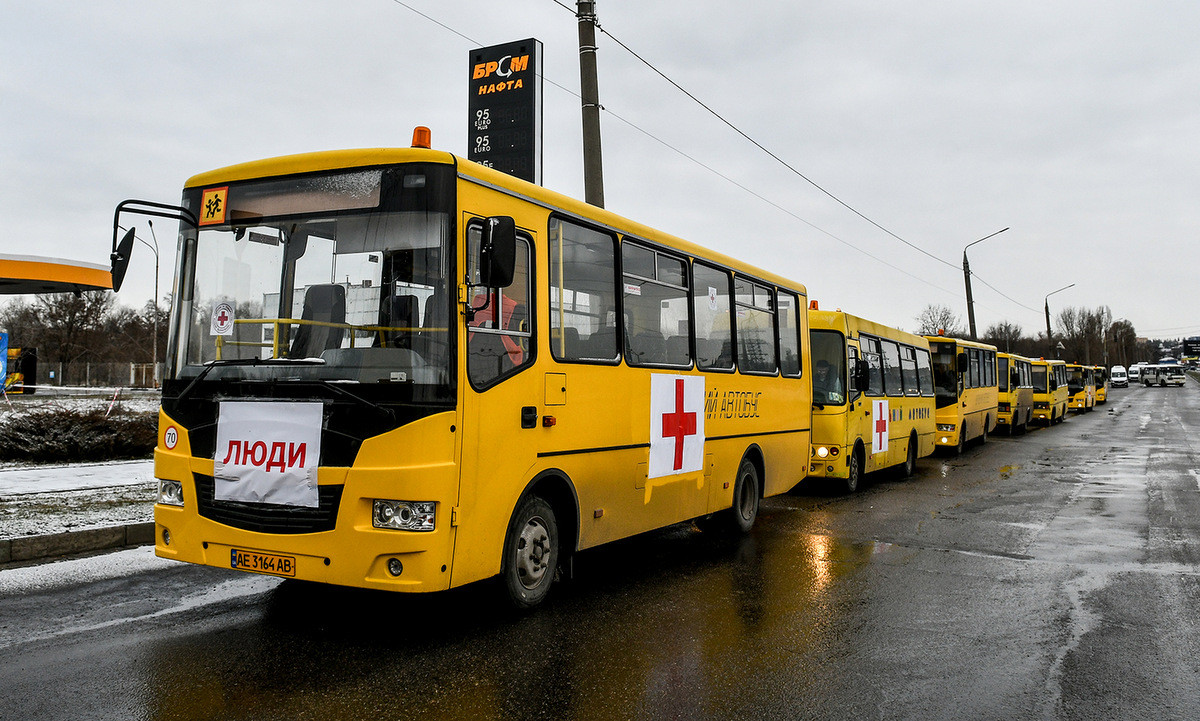 Trong khi đó, lực lượng phòng thủ Ukraine và tàn dư của Tiểu đoàn Azov xã đang rút về Karmius phía tây thành phố để cố thủ. Với việc "giải phóng" một khu vực rộng lớn ở Mariupol, quân đội Nga và DPR đã tổ chức 200 xe buýt để di tản dân thường.