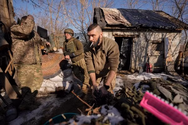 Rạng sáng ngày 15/3, lực lượng thiết giáp của quân Chechnya tiến đến gần Nhà máy thép Mariupol và bao vây gần 100 tay súng của Tiểu đoàn Azov. Video từ hiện trường cho thấy chỉ huy lực lượng Chechnya đã ra lệnh phát động cuộc chiến.