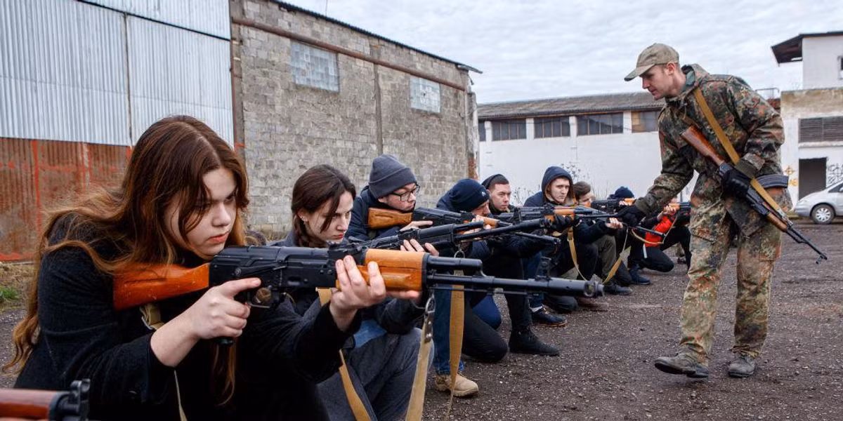 Đối với những tay súng của Tiểu đoàn Azov, việc rút lui về nhà máy thép là lựa chọn bất đắc dĩ. Bởi vì, mặc dù các nhà máy thép có công trình kiên cố và cơ sở sản xuất để sử dụng, nhưng họ sẽ đối mặt với nguy cơ hứng chịu hoả lực mạnh từ Nga, do nơi này không có dân thường.