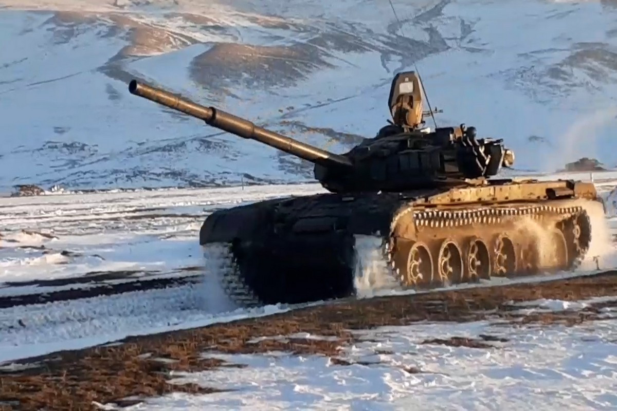 Chiến tranh mùa đông gắn chặt với chiến tranh trên núi, đi kèm với một số vấn đề riêng mà các đơn vị chiến đấu phải tự giải quyết. Xe tăng tiêu chuẩn thường không thích hợp cho các hoạt động trên núi. Đường núi có xu hướng hẹp, khó di chuyển và một chiếc xe tăng nặng 50 tấn sẽ gây hại nhiều hơn lợi ở đó.